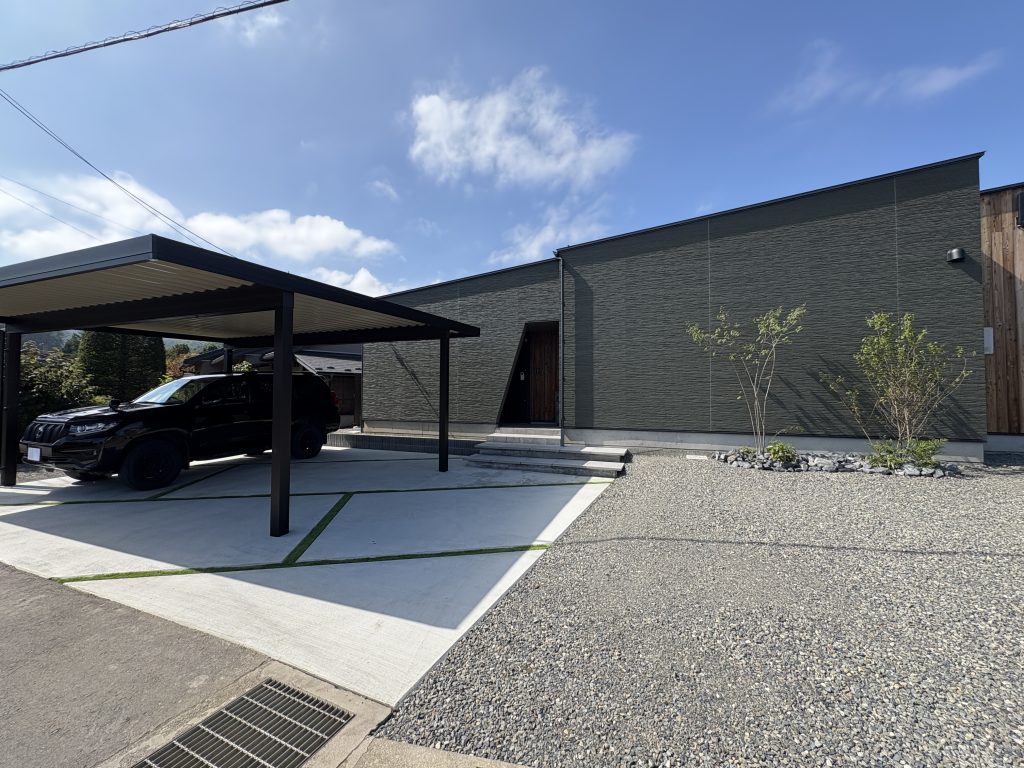 日差しから愛車を守るカーポート