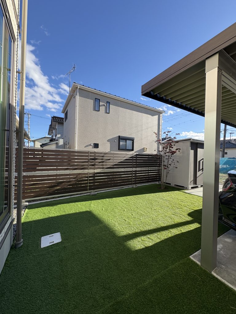 お庭　人工芝　目隠しフェンス