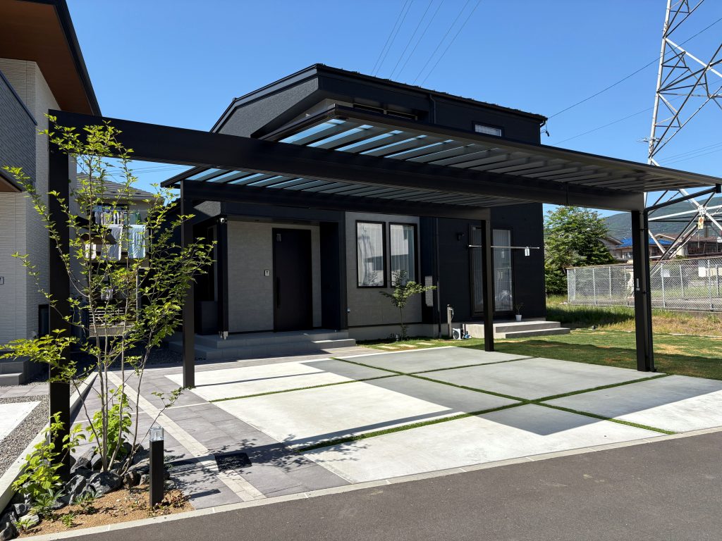 モダンな邸宅に調和するカーポート